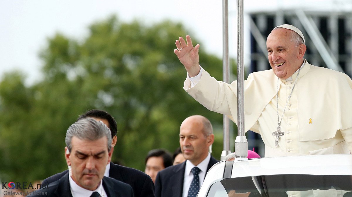 Foto de Papa Francisco adverte contra falsificações profundas e "barbárie" tecnológica