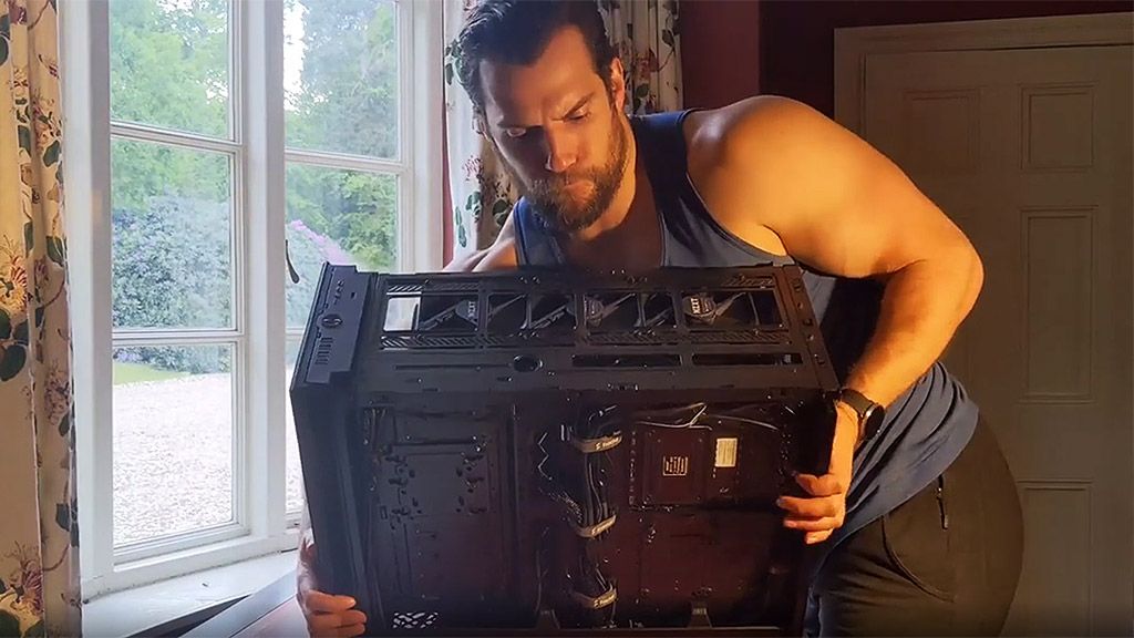 Foto de Henry Cavill flexiona seus músculos para construir um PC em um vídeo sexy do Instagram