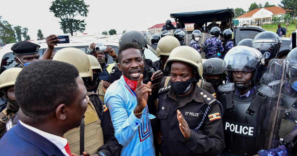 Foto de Uganda prende Bobi Wine e desencadeia violência eleitoral mortal – Quartz