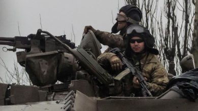 Foto de Soldados ucranianos em Mariupol se recusam a se render — Quartz Daily Brief — Quartz