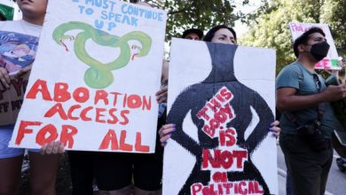 Foto de Tribunais dos EUA lutam contra a proibição do aborto — Quartz Daily Brief — Quartz