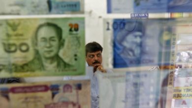 Foto de Rúpia indiana cruza brevemente a marca de 80 em relação ao dólar americano — Quartz Índia
