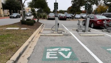 Foto de Por que a Starbucks e a Kroger estão investindo em estações de carregamento de veículos elétricos?  — Quartzo