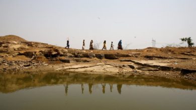 Foto de Tatas e Adanis da Índia abusaram das águas subterrâneas, mas não serão multados — Quartz India