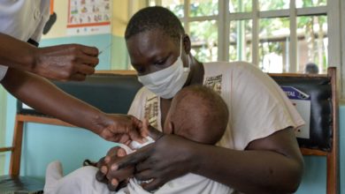 Foto de Farmacêutica queniana obtém aprovação da OMS para o primeiro medicamento para malária da África para mulheres grávidas e bebês – Quartz Africa