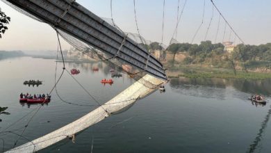 Foto de Pelo menos 140 pessoas morrem quando uma ponte desaba em Gujarat