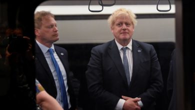 Foto de Boris Johnson foi editado em foto twittada por Grant Shapps?
