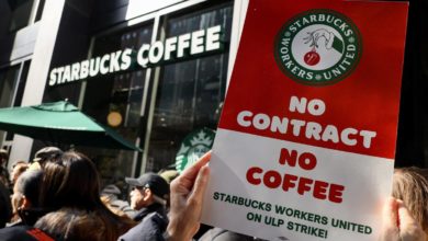 Foto de Os baristas da Starbucks na Carolina do Norte e Rhode Island votam pela sindicalização enquanto a empresa renova as negociações do contrato