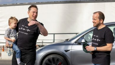Foto de Elon Musk visita a reabertura da Tesla Gigafactory na Alemanha à medida que as preocupações aumentam