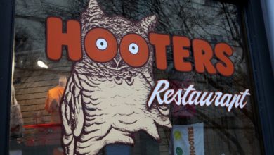Foto de Hooters fecha dezenas de lojas